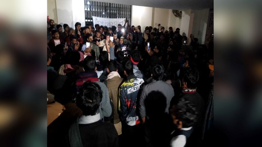 রাজশাহী বিশ্ববিদ্যালয়ে দশ ঘণ্টা অবরুদ্ধ কর্মকর্তারা, ‘অসুস্থ’ পড়লেন কয়েকজন